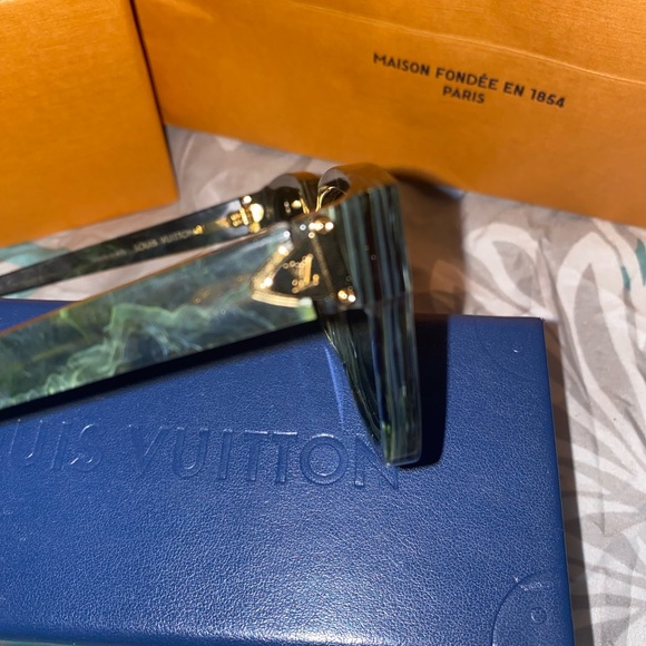 Authentic Louis Vuitton Glide square green marble sunglasses - Picture 8 of 8